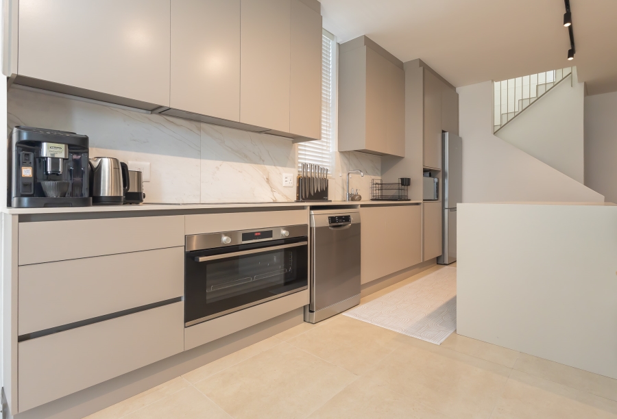 To Let 3 Bedroom Property for Rent in Green Point Western Cape